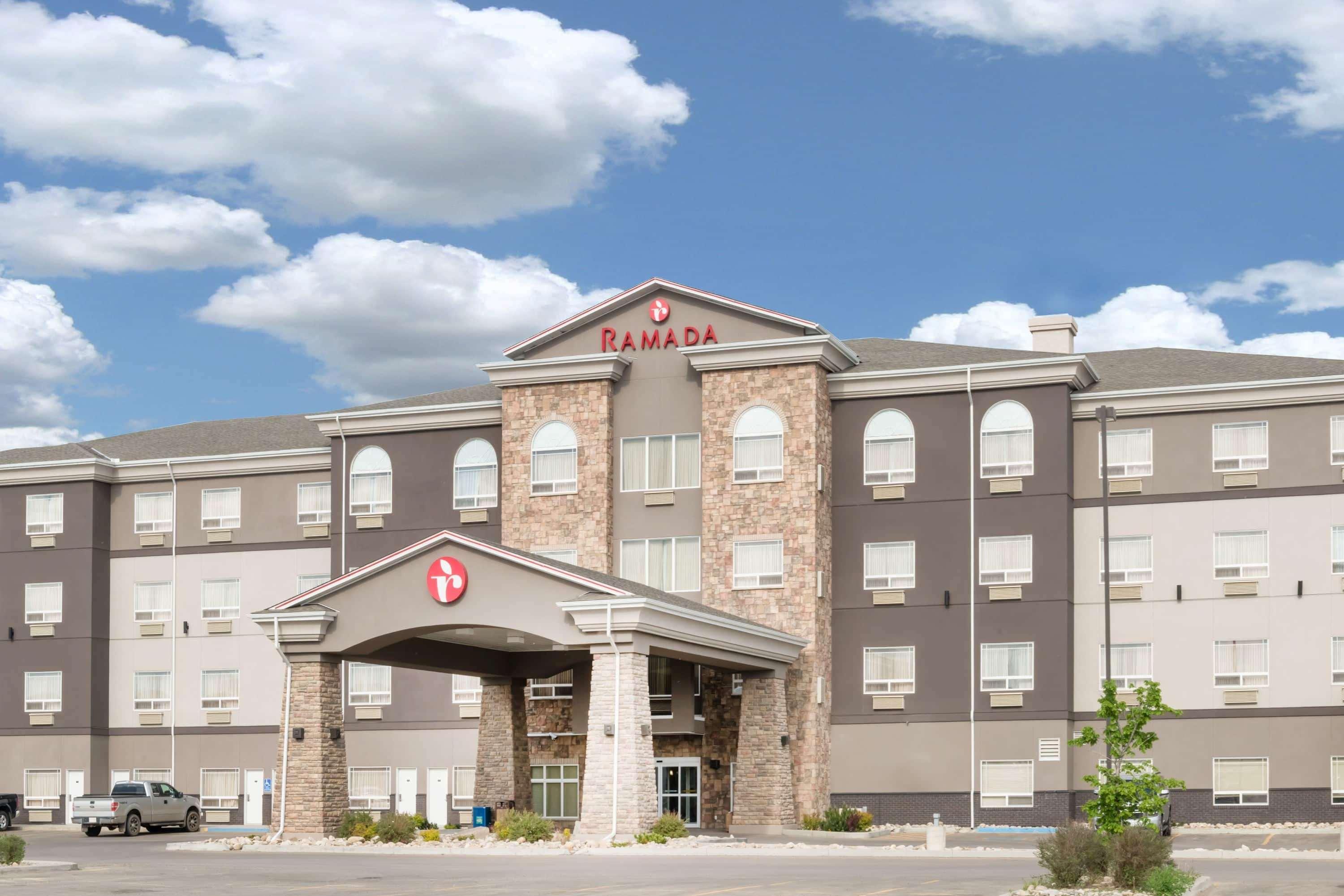 Ramada By Wyndham Olds Hotel Exterior foto